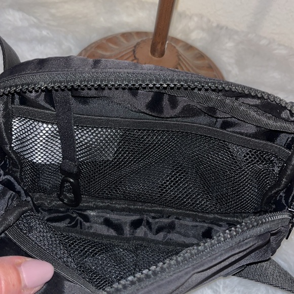 Lole unisex belt bag. - Picture 5 of 7